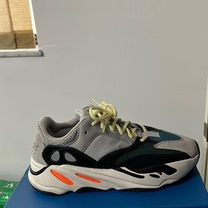 Yeezy boost 700 wave runner
